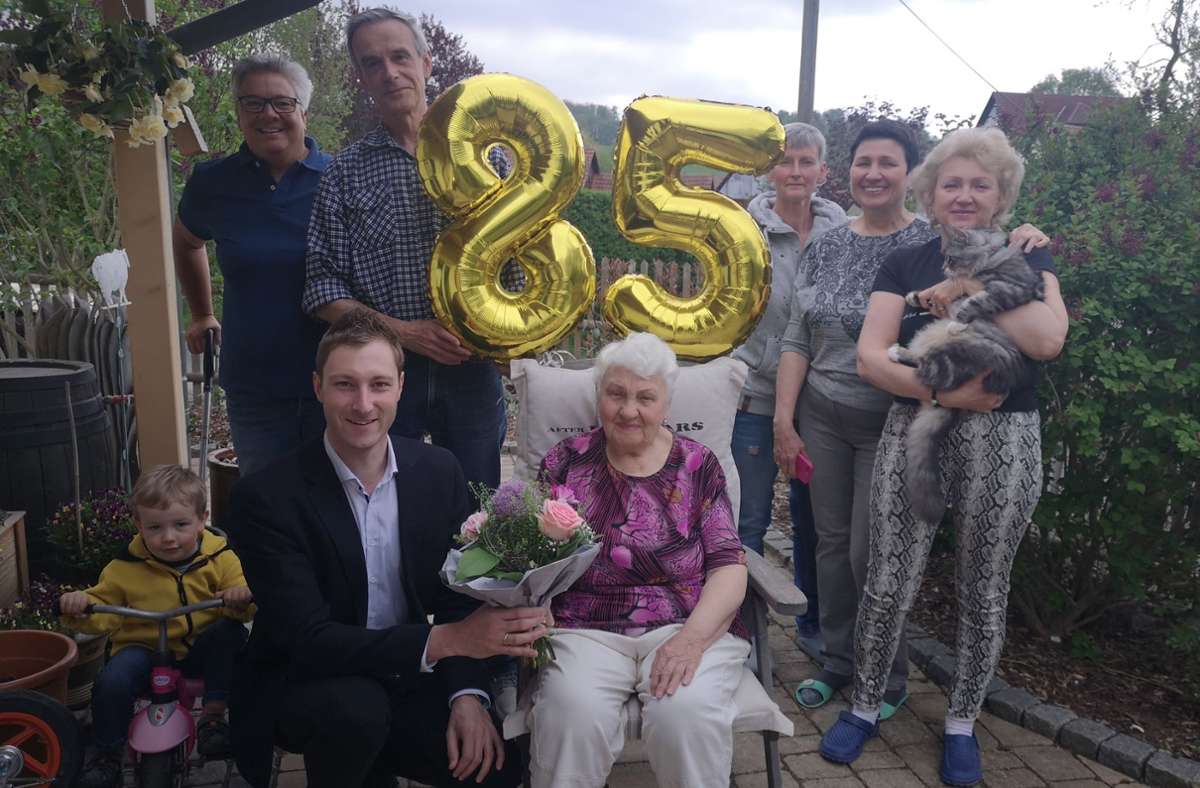 Tamara Osypchuk (Mitte)  feierte ihre 85. Geburtstag und wurde vom Beigeordneten der Stadt Bad Salzungen Hannes Knott (2. von links)  beglückwünscht. Die Seniorin ist mit ihren Töchtern Natalia Barchau (rechts) und  Olena Khmelnytskyy   (2. von rechts) und deren Ehemann Glib sowie dem Urenkelchen Illia aus Kiew geflohen. Bei Ina Hennicke (3. von rechts) und Mirjam Lössin (links) in Kupfersuhl haben sie ein zu Hause auf Zeit gefunden.               Foto: Marie-Luise Otto