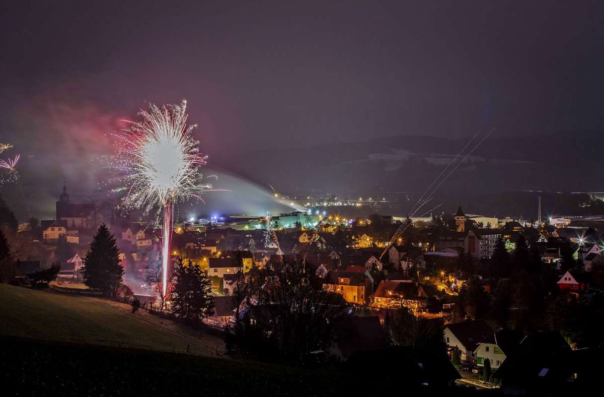 Über der Werratalgemeinde Wernshausen (Schmalkalden-Meiningen) hielt sich das Feuerwerk vergangenes Jahr in Grenzen. Dafür soll es dieses Jahr in Brotterode krachen. Foto: Sascha Willms