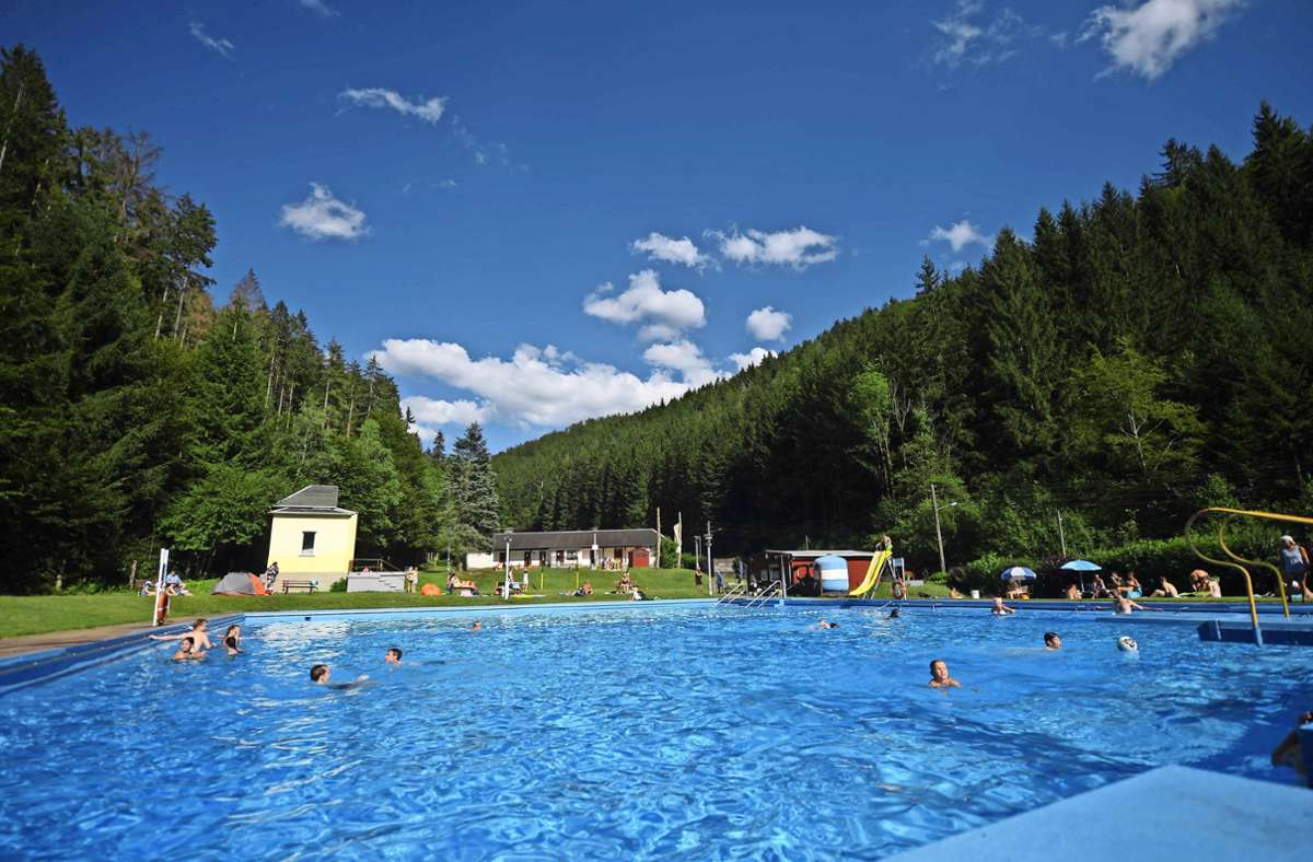 Eine Aufnahme aus den besseren Tagen des Schwimmbades in Schleusingerneundorf. Im Jahr 2021 war es geschlossen. Die Sanierung soll auf Empfehlung des Hauptausschusses erneut verschoben werden. Foto:  