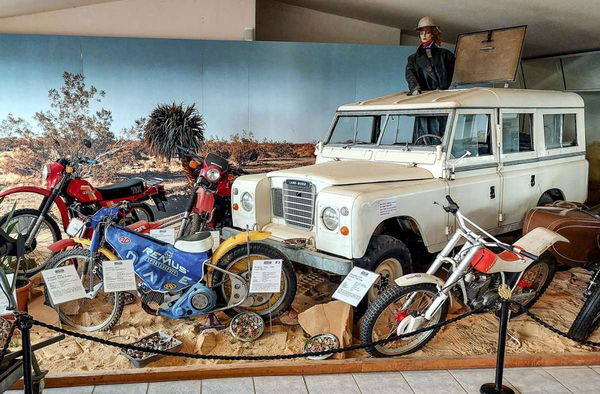 Aufwendig in Szene gesetzt: der aus der 60er-Jahre-Serie „Daktari“bekannte Land Rover. Im Automobilmuseum Fichtelgebirge gibt es viele solche Schmuckstücke.