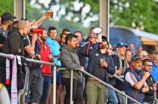 „Finale, oho“: Rund 50 Fans haben den FSV Floh-Seligenthal  nach Zella-Mehlis begleitet und kommentierten das Spiel mit Megafon. Foto: frankphoto.de/Bastian Frank