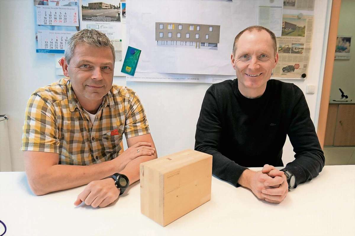 Die beiden Sanivest-Geschäftsführer Thoralf Bähring und Jens Hertzer setzen beim Bauen auf Holz.