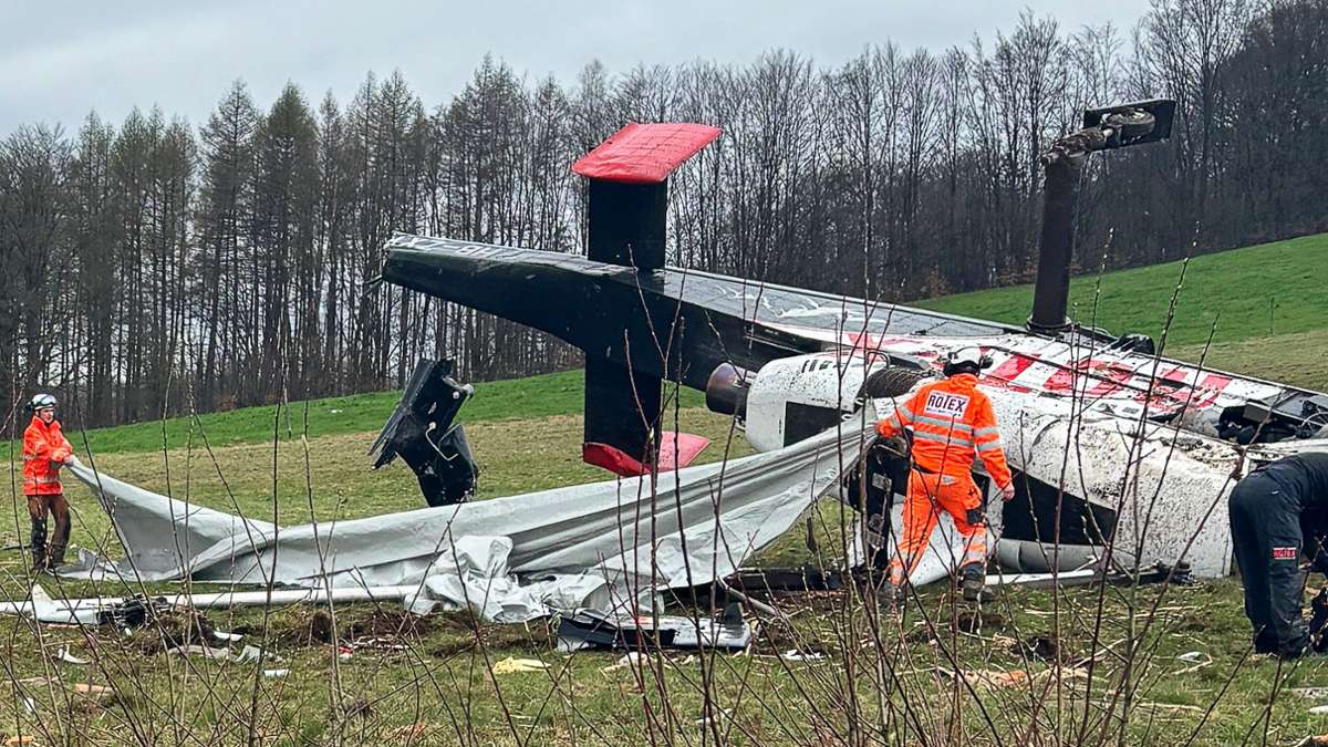 Sonneberg: Hubschrauber stürzt bei Forstarbeiten ab: Pilot überlebt
