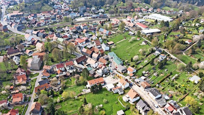 Elgersburg ist zweigeteilt: Kanalbau in  Elgersburg dauert noch  Jahre