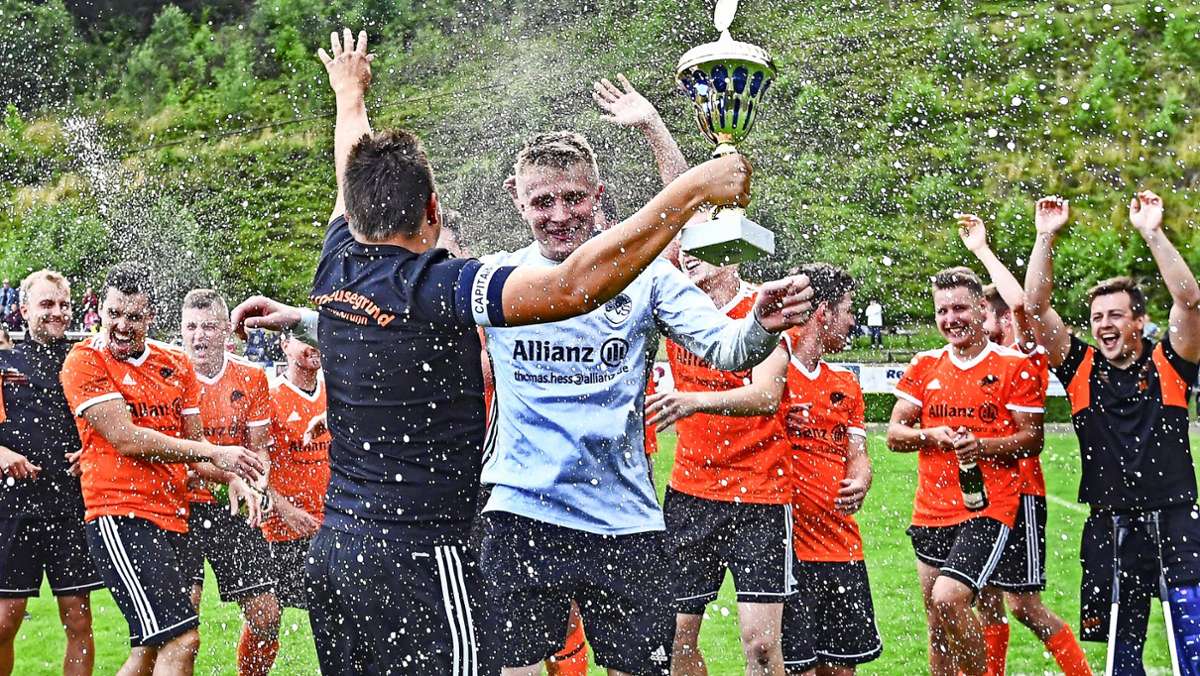 Fußball-Kreispokalfinale Südthüringen: Schönbrunn jubelt nach Verlängerung