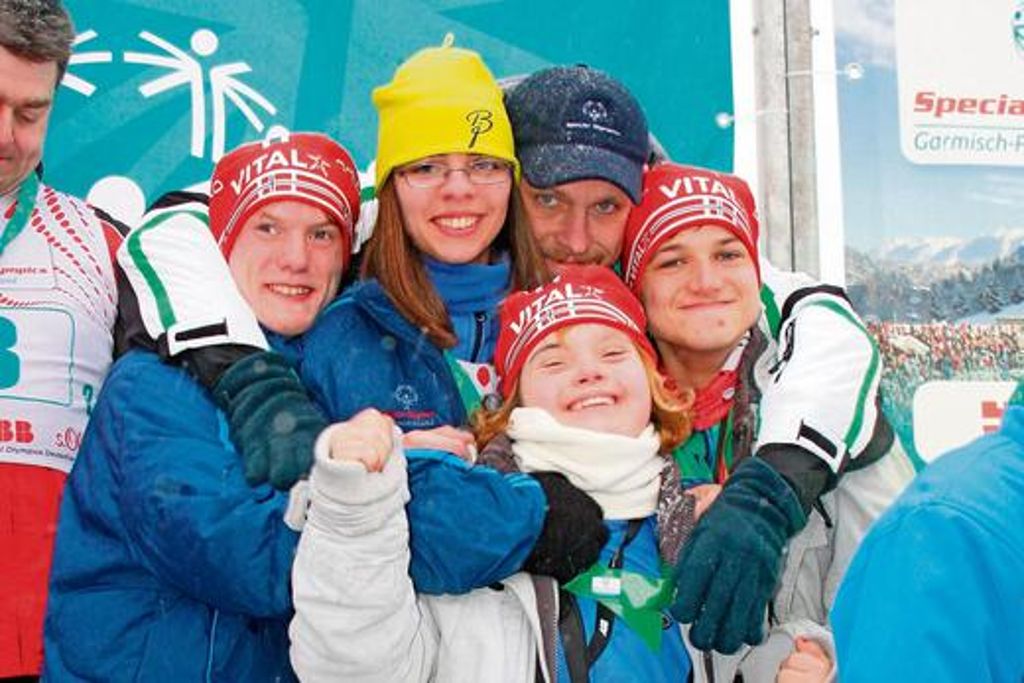 Gut gelaunt: Matthias Steitz, Antonia Schleicher, Philipp Schneider, Jonas Otto (hinten von links) und Melanie Beyer vorn starten bei den Winterspielen. Quelle: Unbekannt