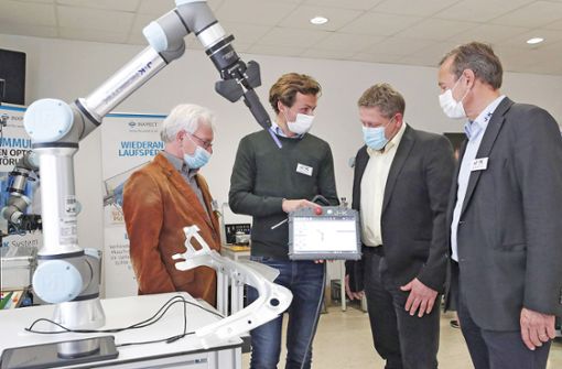 Robotik zum Anfassen und Ausprobieren gab es im BCS: Detlef Heß, Daniel Künstner, Jan Wallstein  und Steffen Künstner (von links). Foto: /Michael Bauroth