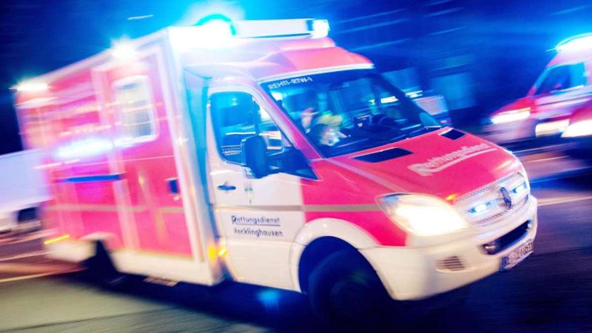 Thüringen: Frontalcrash: Rettungswagen und Auto kollidieren, alle Insassen verletzt