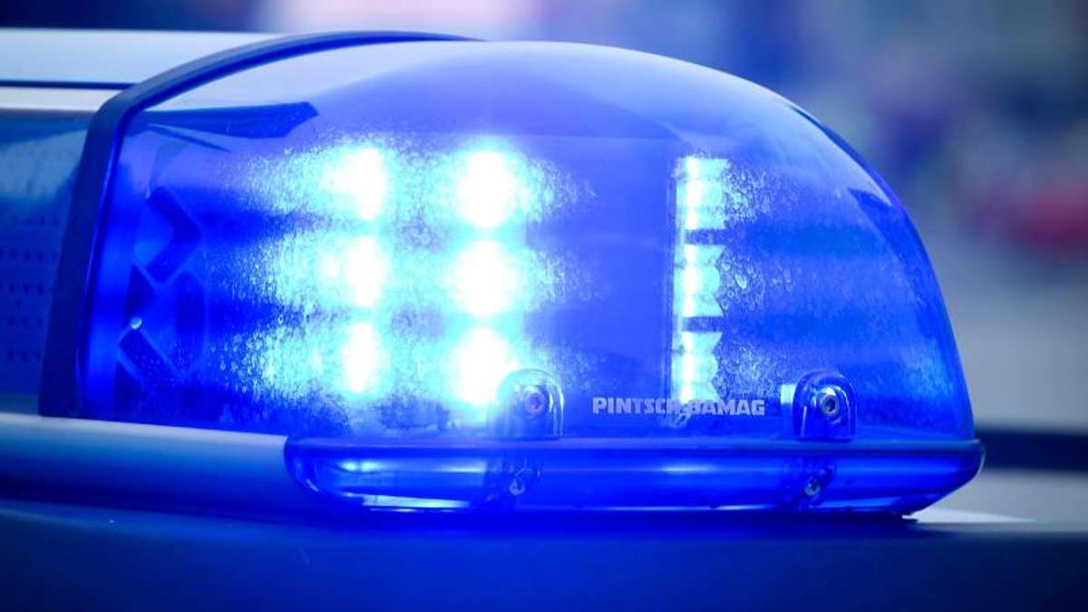 Thüringen: Riskante Fahrweise - Lkw-Fahrer zwingt Autofahrer in Straßengraben