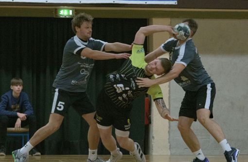 Wollen sich auch am Samstag nicht am Torwurf hindern lassen: Die Werrataler Handballer um Tom Kreutzer (Mitte). Foto: Sascha Bühner/Sascha Buehner