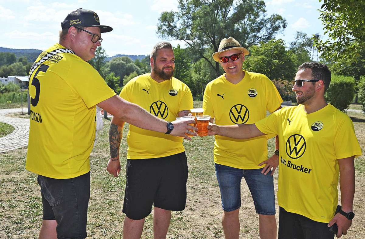Hatten Grund zum Anstoßen: Die Gelbfieber-Mannschaft holte sich den silbernen Pokal.