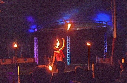 Eine Feuershow darf im Programm des Circus Karl Buch nicht fehlen. Foto: /Zirkus