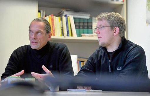 Bernd Schreiner (l.) und Gerald Albe - die beiden Spitzenkandidaten der Piratenpartei in Thüringen für die Bundestagswahl. 	Foto: frankphoto.de Quelle: Unbekannt