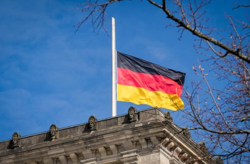 Die deutsche Flagge weht  auf halbmast als Zeichen der Trauer. Foto: imago/Stefan Zeitz