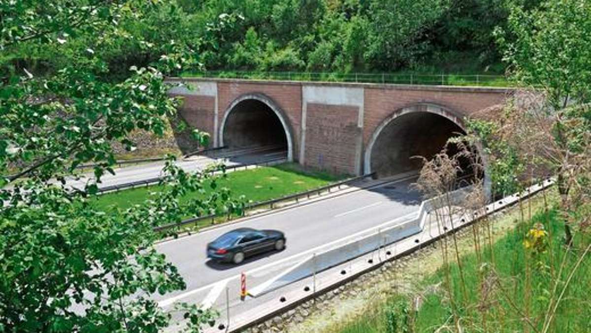 Suhl/ Zella-Mehlis: Übung am Abend: Auto brennt im Tunnel Berg Bock
