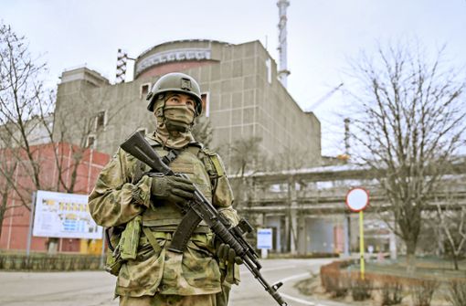 Das Atomkraftwerk wurde zum Kriegsschauplatz: ein russischer Soldat vor einem Reaktorblock in Saporischschja Foto: imago//Konstantin Mihalchevskiy