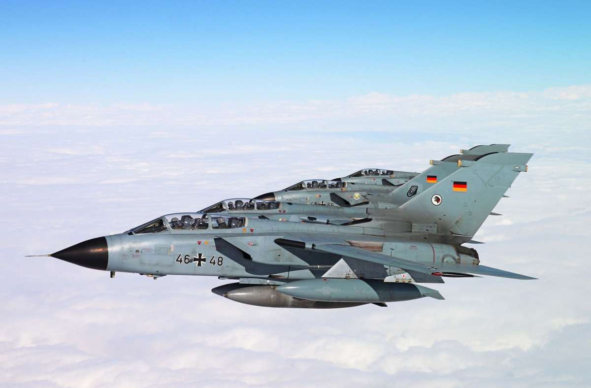 Vier Kampfflugzeuge vom Typ Tornado flogen abends über Bad Liebenstein (Symbolbild). Foto: dpa
