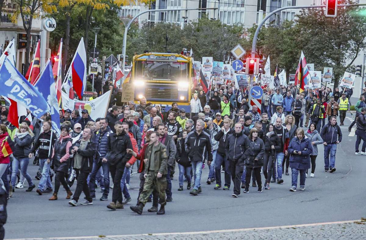 In Gera waren am Montagabend nach Polizeiangaben etwa 10 000 Menschen auf der Straße. Foto: dpa/Bodo Schackow