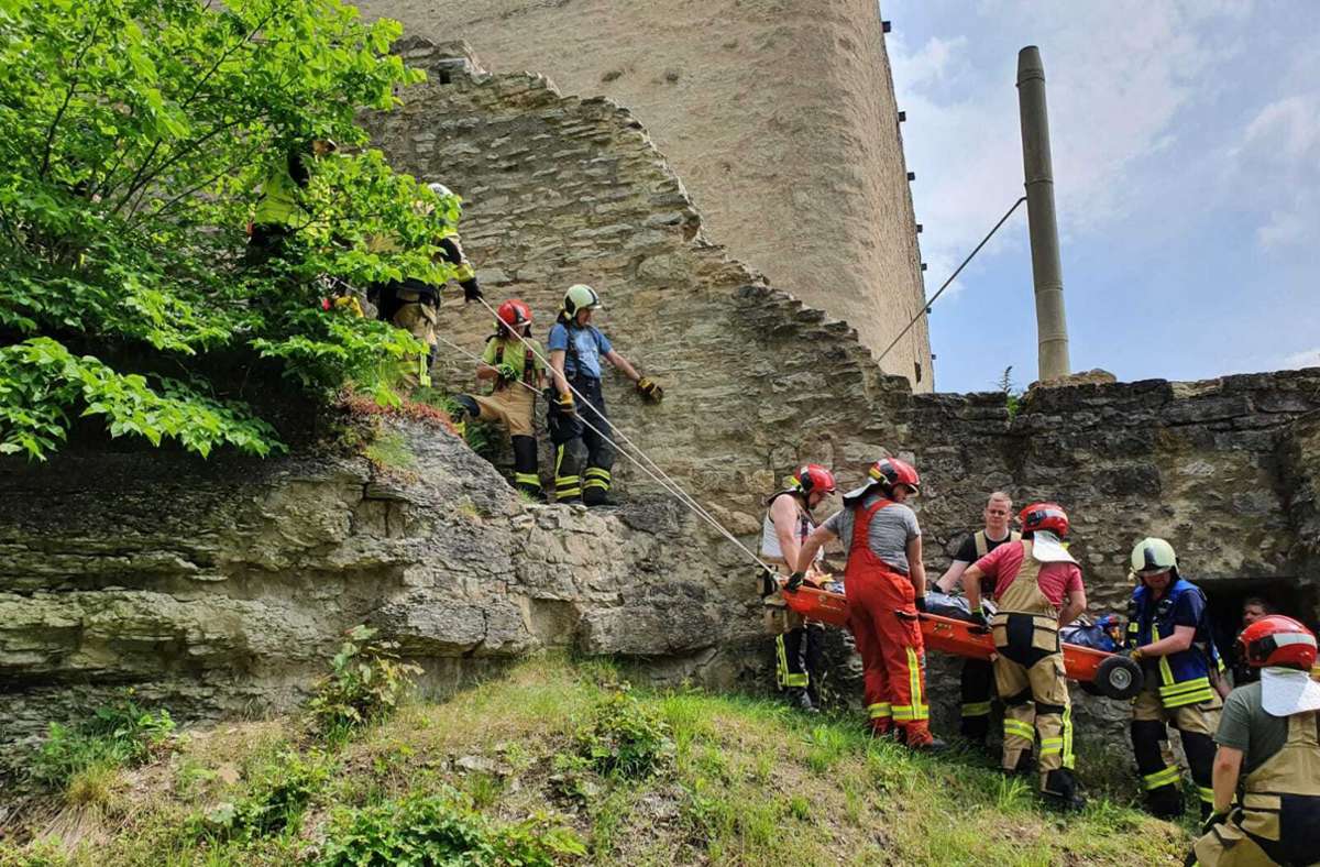 Rettung nach Sturz aus großer Höhe übten die Rettungskräfte  an der Burg Liebenstein. Foto: Feuerwehr Geratal