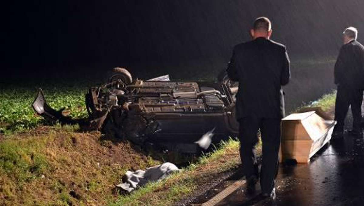 Thüringen: Auto überschlägt sich - ein Toter und ein Schwerverletzter