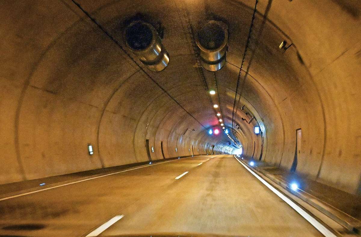 In den Tunnelröhren werden unter anderem die Notgehwege und die Beleuchtung erneuert.