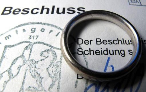 Ein Ehering liegt auf einem Gerichtsbeschluss über eine Scheidung. Vor Thüringer Amtsgerichten sind seit Ende 2014 keine Ehen mehr mit Hilfe einer Videoschaltung geschieden worden. Foto: Archiv/dpa