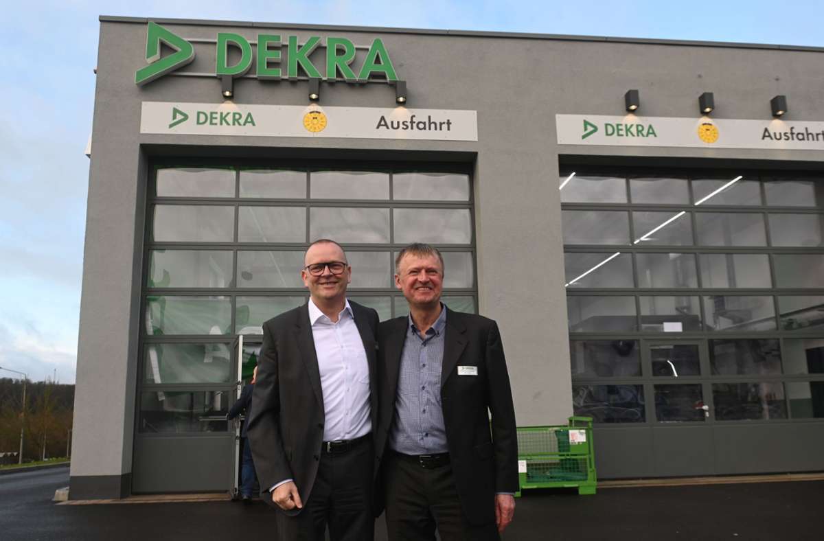 Guido Kutschera, Deutschland-Chef der Dekra und Niederlassungsleiter Max-Paul Egen bei der Eröffnung der neuen Dekra-Prüfstelle in Hildburghausen. Foto: /Bastian Frank