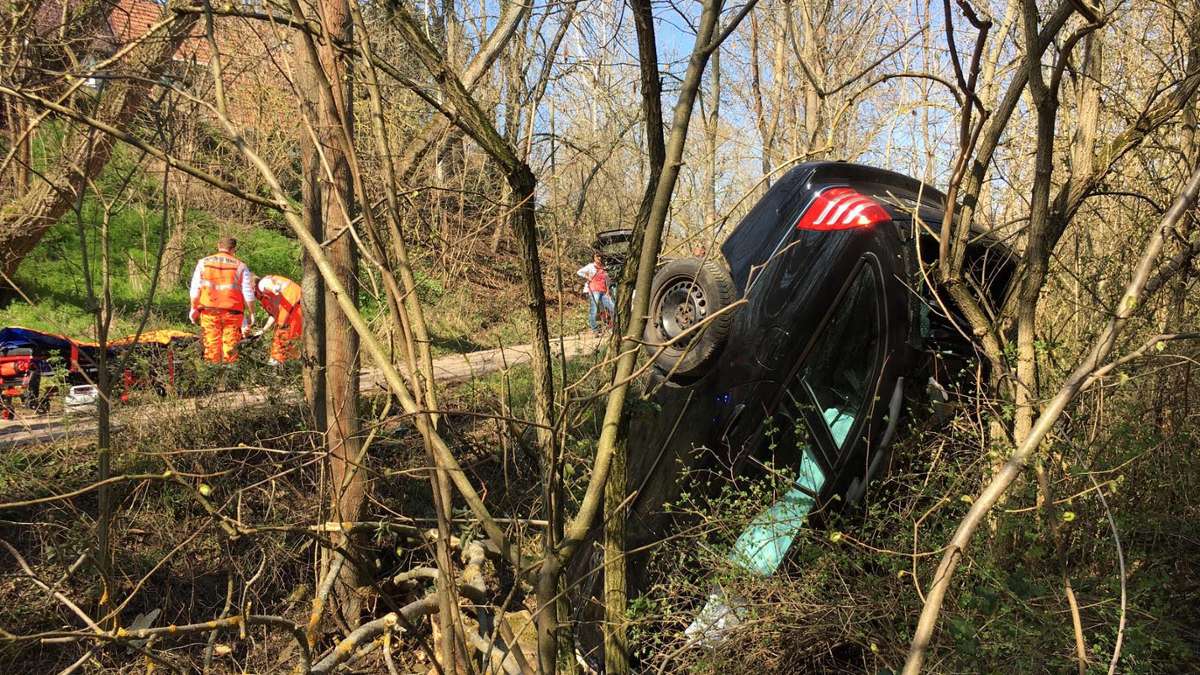 Thüringen: Auto landet kopfüber im Graben - Fahrer schwer verletzt