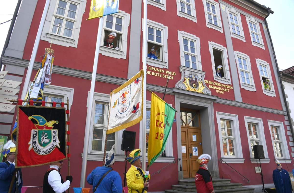 Die Präsidenten der Vereine verbreiten von den Rathausfenstern aus ihren Rathausknoatsch unters Volk.