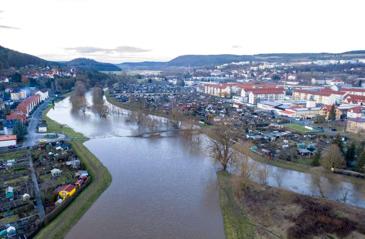 Das Luftbild, aufgenommen von der Einsatzleitung der Feuerwehr, zeigt die Hochwasserlage in Meiningen entlang der Werra in Richtung Walldorf. Die Flutmulde ist vollgelaufen, die Eselsbrücke zum Teil überflutet. Foto: /Marcus Heinz