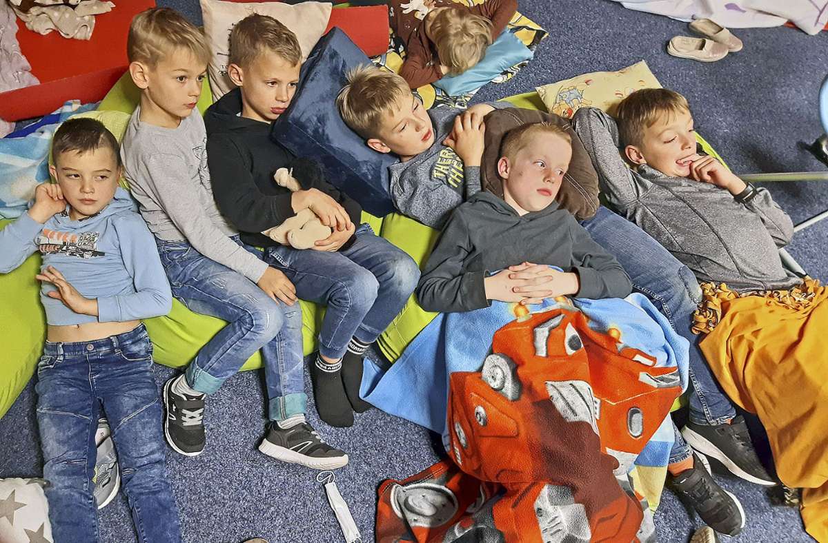 Der erste Vorleseabend an der Grundschule Am Hahnberg in Oepfershausen lockte rund 50 Kinder in die Bibliothek und war damit ein voller Erfolg. Ein zweiter folgt am 16. Dezember. Weihnachtsgeschichten von Astrid Lindgren werden dann zu hören sein. Foto:  