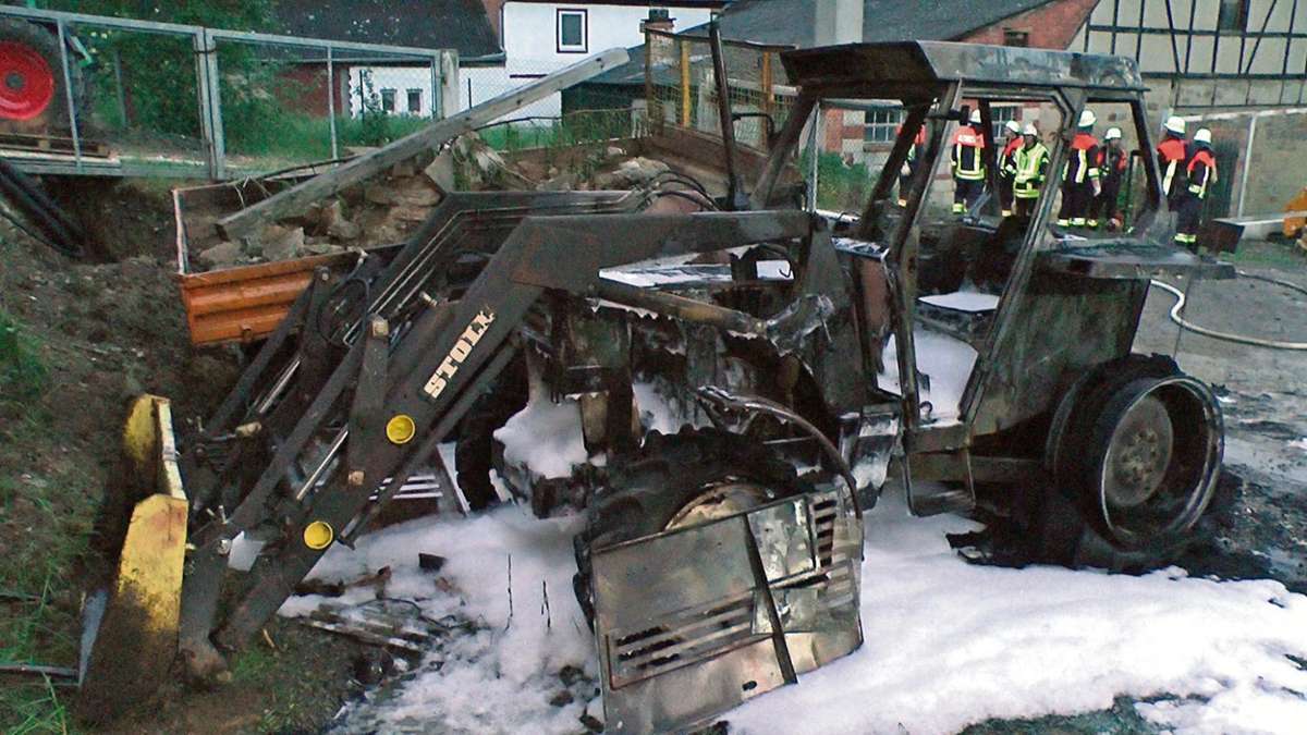 Hassberge: Traktor steht in Brand