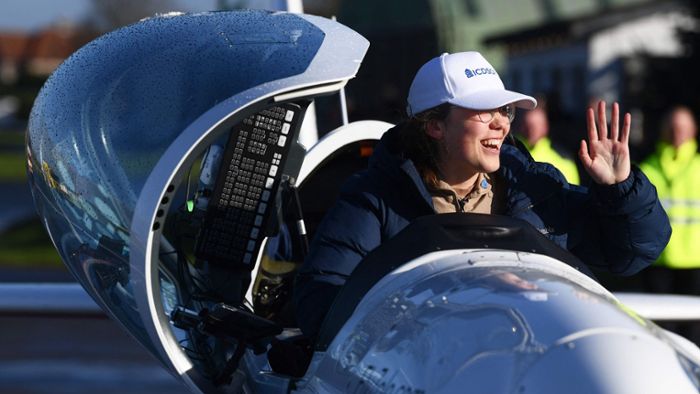 Rekordversuch mit Ultraleichtflugzeug: 19-jährige Pilotin schließt Weltumrundung ab