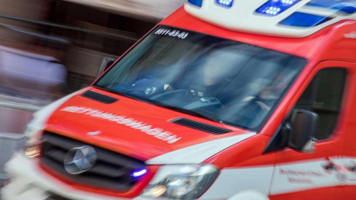 Thüringen: Schwer verletzt: 81-Jähriger stößt an  Bahnübergang gegen Zug