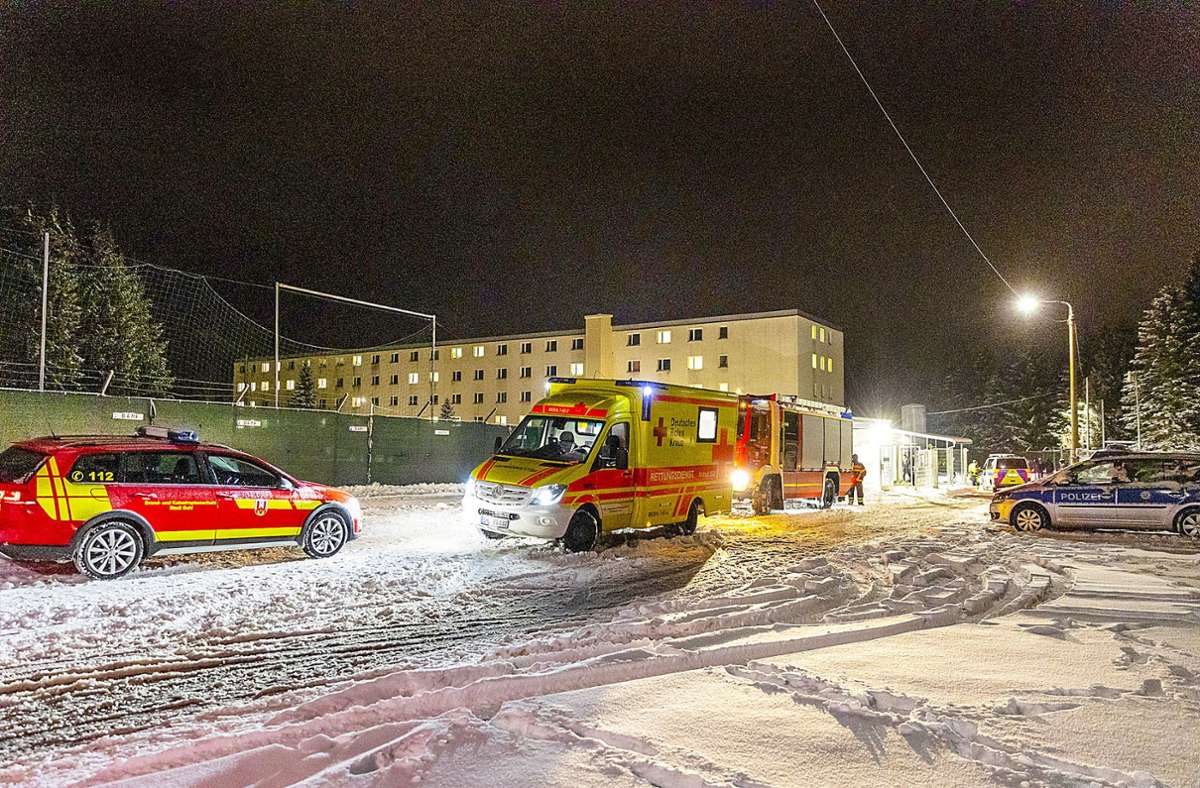 Einsatzfahrzeuge der Feuerwehr und des Rettungsdienstes, wie hier  am Sonntagabend, gehören zum alltäglichen Bild an der Erstaufnahmeeinrichtung. Foto: Steffen Ittig
