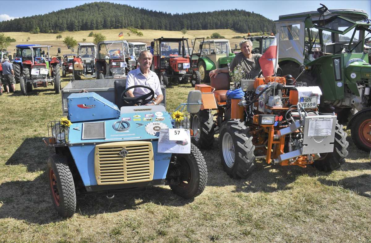 Sind regelmäßige Teilnehmer von Traktortreffen:  Karl Heinz Schilling aus Brattendorf (links) und Hans-Günter Bauer aus Hirschendorf.