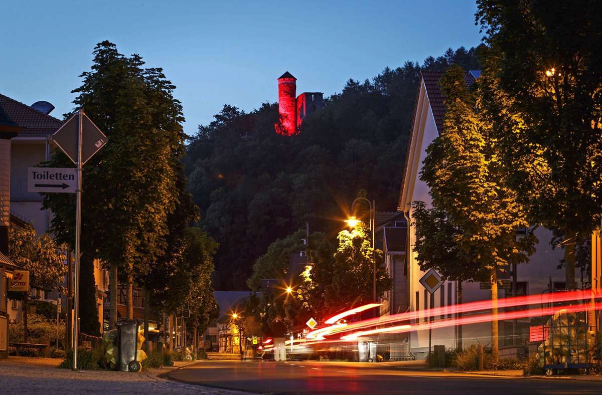 Der Hallenburg, hier rot angestrahlt während einer Corona-Aktion, steht im Zeichen einer neuen Sonderausstellung. Foto: Sascha Willms