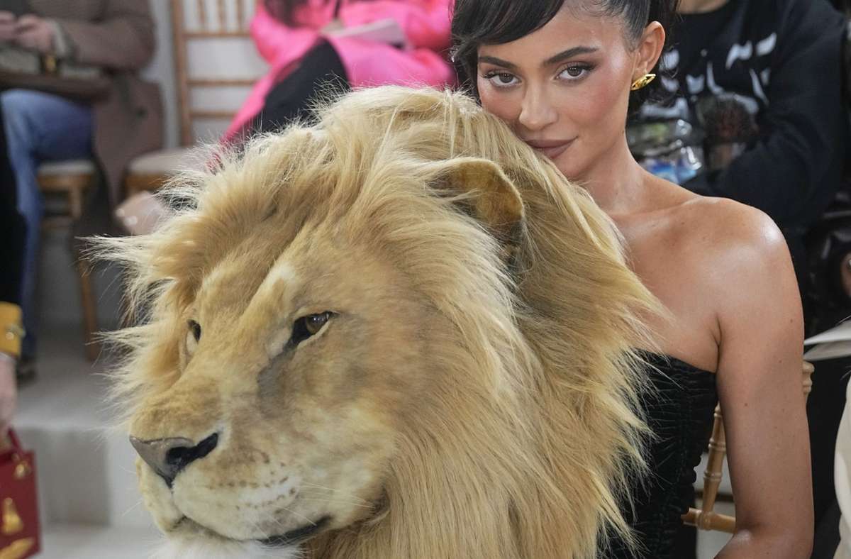 Kylie Jenner mit einem Löwenkopf. Foto: dpa/Michel Euler