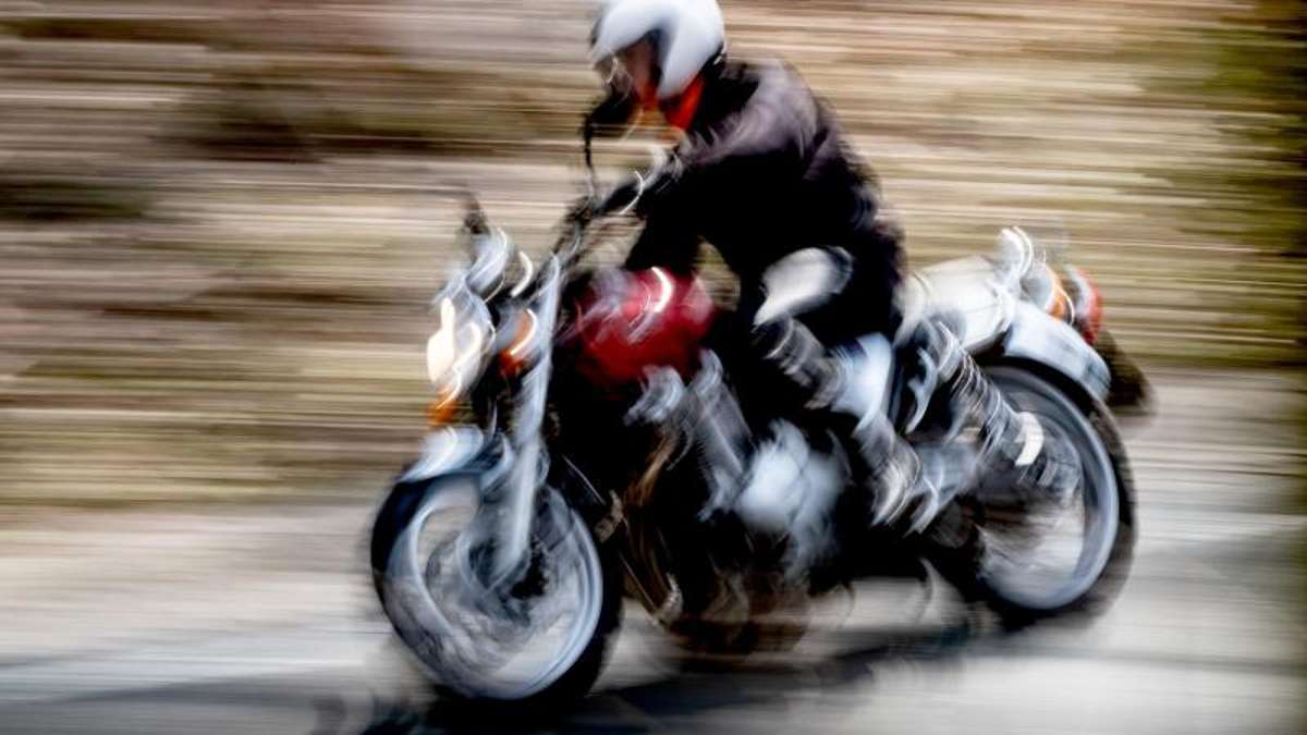 Thüringen: Motorradfahrer stößt bei Flucht mit Polizeiwagen zusammen