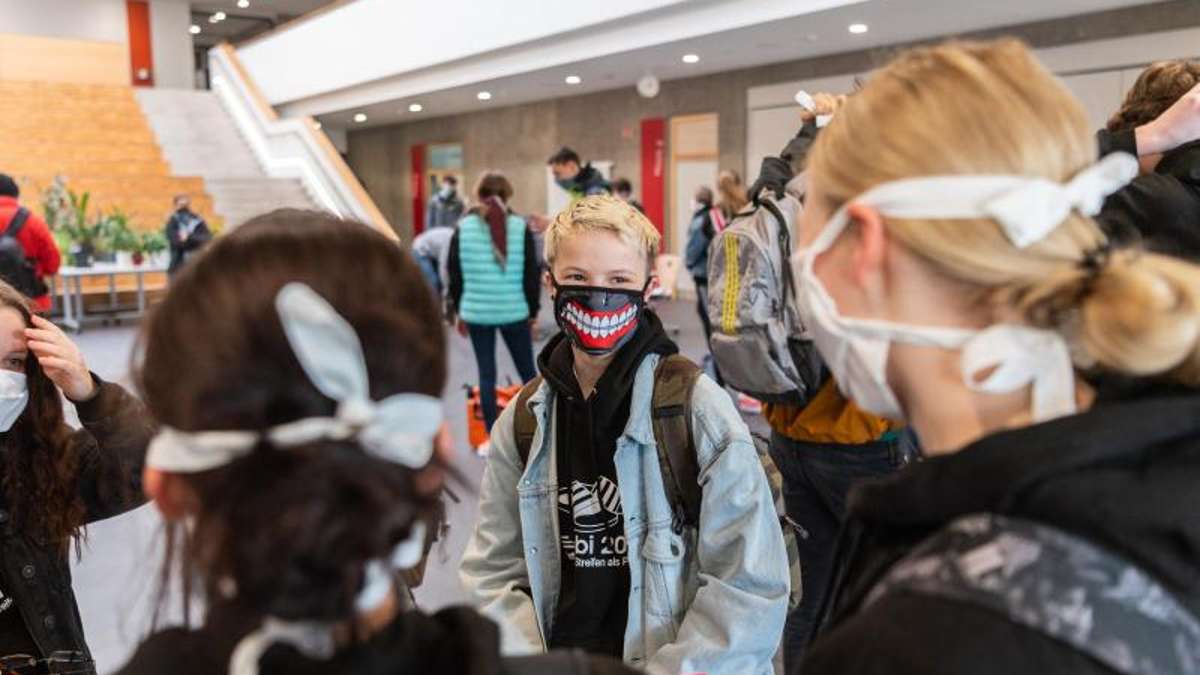 Thüringen: Schüler sollen in Pausen Masken tragen - Fahrplan für Unterricht