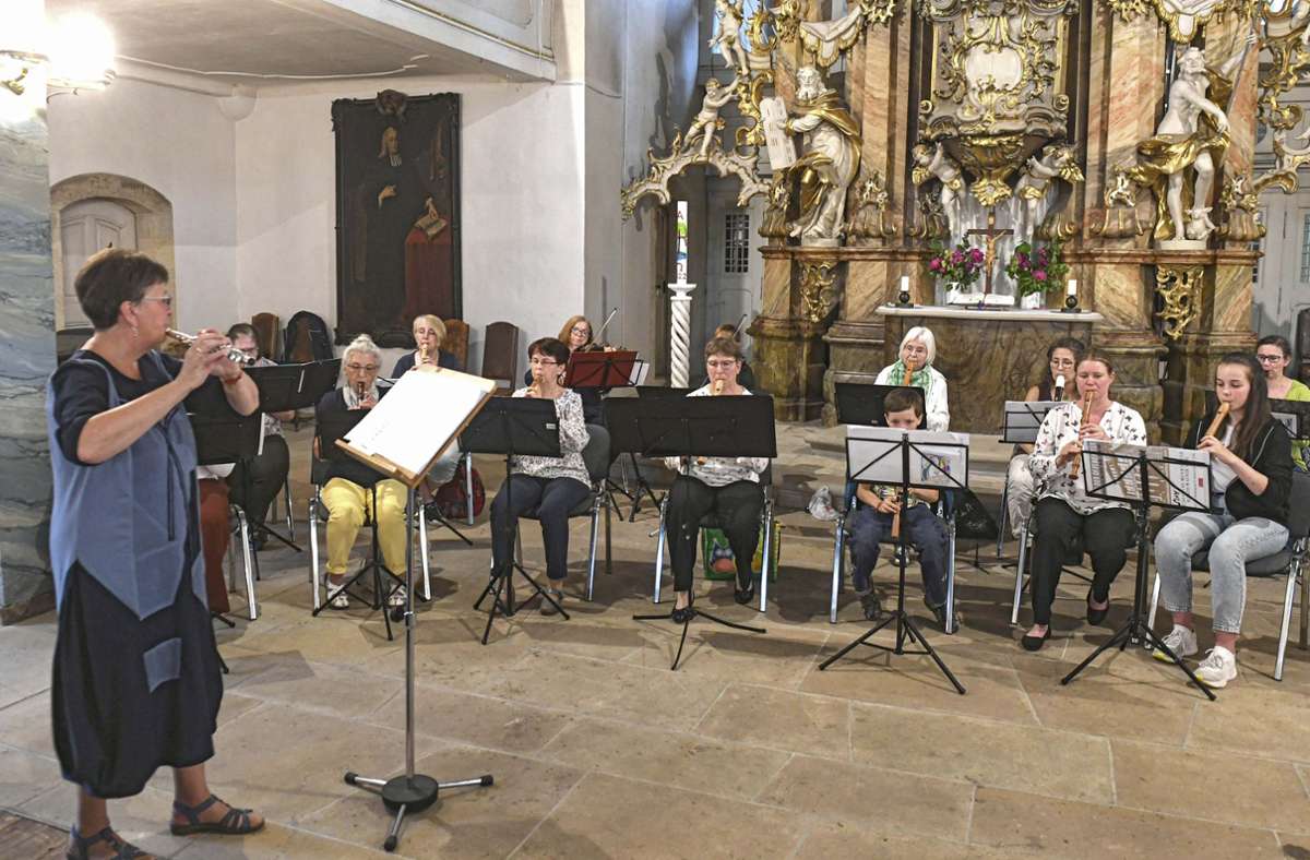 Das Ensemble „Querbeet“ während des Konzertes, das unter Leitung von Katharina Strobel (links) arbeitet. Foto: frankphoto.de/K.-H. Frank