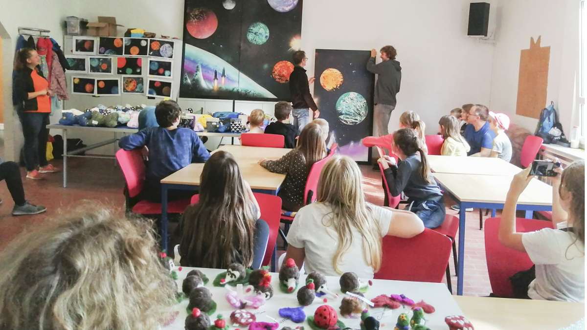 Ilmenauer Jugendclub: Ferienkinder erschaffen Galaxie-Graffiti für die Oase