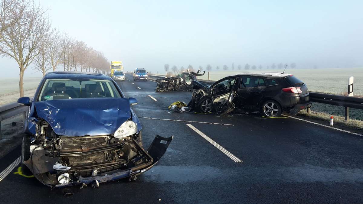 Thüringen: 51-Jähriger überholt bei Nebel: 26-jähriger Autofahrer stirbt
