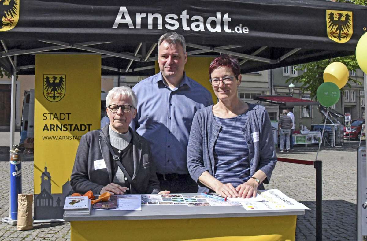 Elke Herger,  Stefan Fricke und Annett Kießling (von links) von der Abteilung Stadtgrün führten auf dem Markt eine Bürgerbefragung durch Foto: Berit Richter