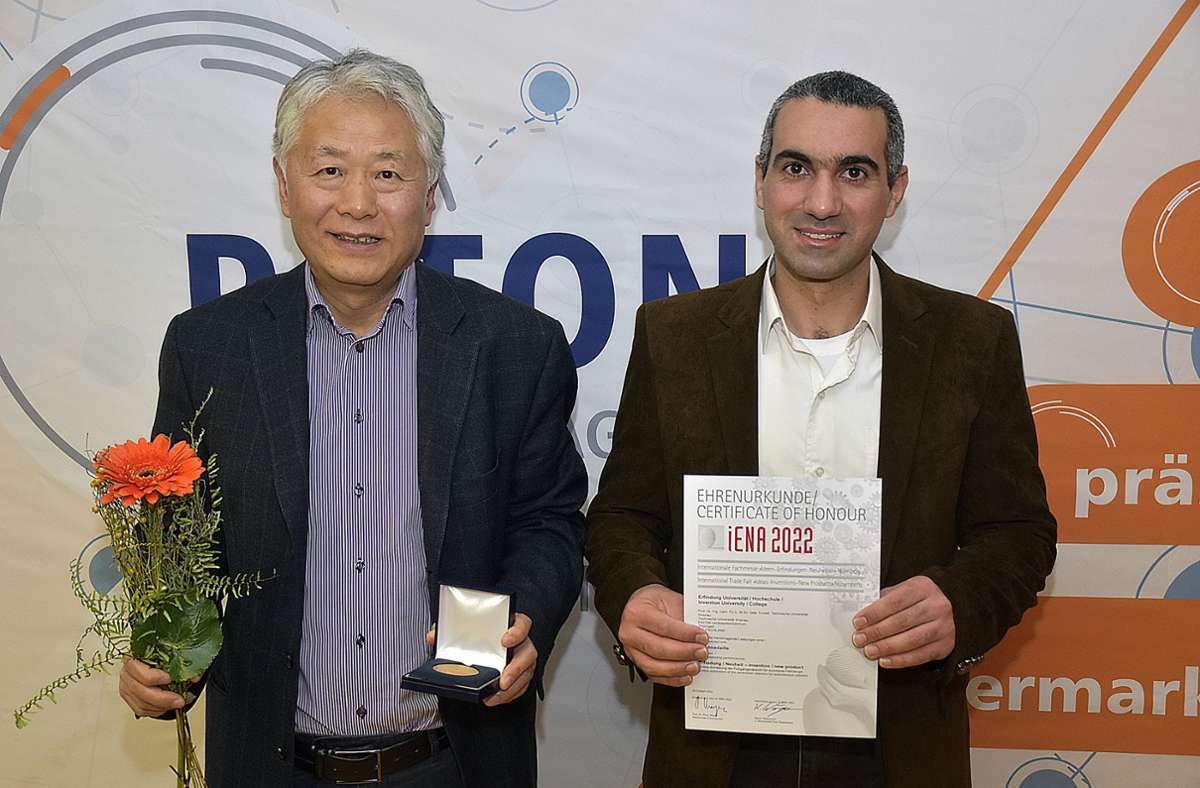 Für ihre Erfindung „Online-Schätzung der Fußgängerabsicht für autonome Fahrzeuge“ wurden Prof. Pu Li (links) und Qais Yousef mit einer Goldmedaille ausgezeichnet. Foto: Jens Dahlems