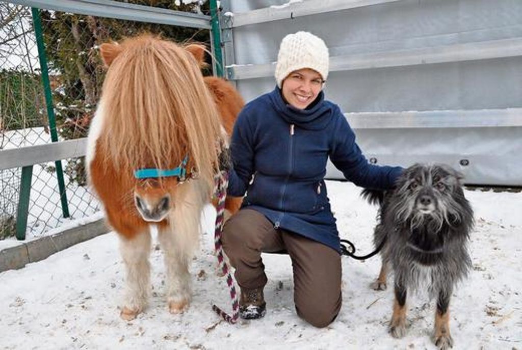 In Gräfinau-Angstedt haben sich viele Einwohner schon daran gewohnt: Sarah Lorenz geht mit Pferd "Egon" und Hund "Sturmi" spazieren und wandern. Foto: Gerd Dolge