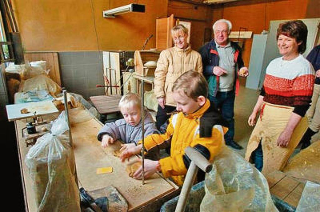 Im traditionsreichen Töpferhof Gramann in Römhild versuchten sich diese Kinder aus Untermaßfeld am Formen des Werkstoffes Ton.  Foto: W. Swietek