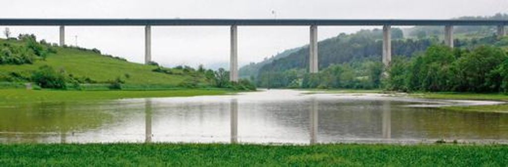 Die Pfeiler der Autobahnbrücke Schwarzatal spiegeln sich im Hochwasser. Gedanken an das zu DDR-Zeiten in der Nähe geplante "Suhler Meer" werden wach.