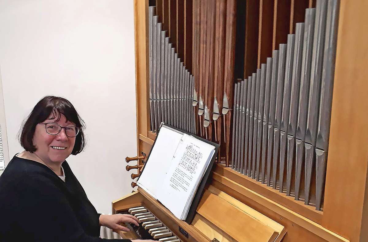 Regina Storch übt regelmäßig vor Gottesdiensten an der Orgel in der Kirche in Trusetal. Foto: /privat