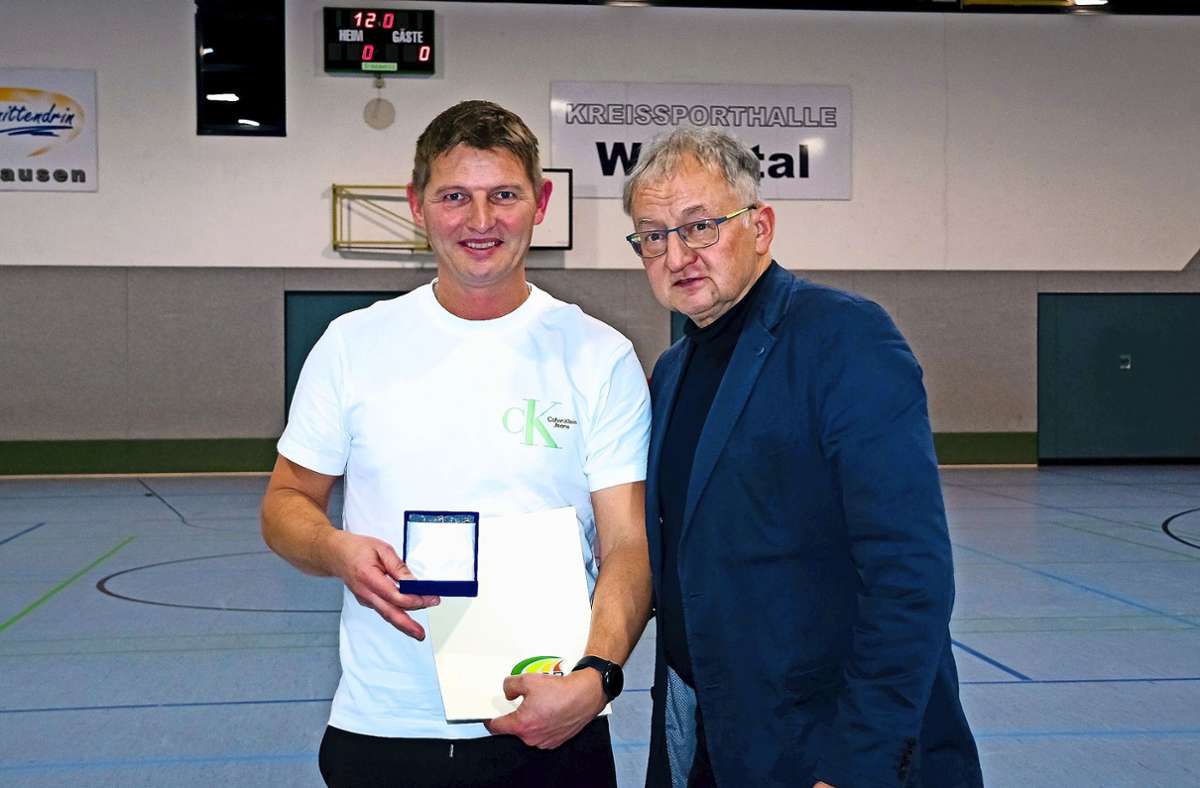 Vor großer Kulisse: Beim Sparkassen-Cup wird Dirk Krüger (links) vom Geschäftsführer des Kreissportbundes,  Ulrich Hofmann, geehrt. Foto:  